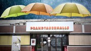 Das Hallendach ist undicht, wegen Regens mussten Handballspiele entfallen.