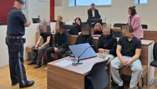 Dichtes Gedränge auf der Anklagebank in Eisenstadt: Zwei Arbeitslose, zwei Schüler und ein Lehrling (v. li. n. re.). (Bild: HS, Krone KREATIV)