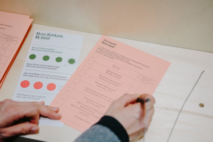 Interaktive Stationen erklären Demokratie.