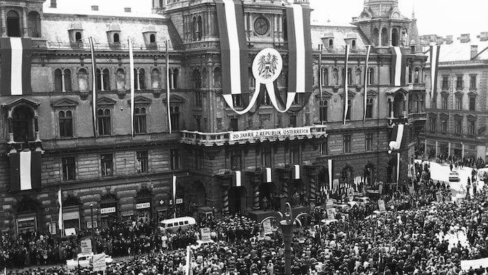 Ausstellung „Ins Ungewisse“: Aufmarsch zum 1. Mai 1965.
