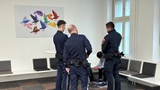 Mit gebeugtem Kopf, umgeben von drei Wachebeamten, wartete der Kosovare auf den Urteilsspruch ...