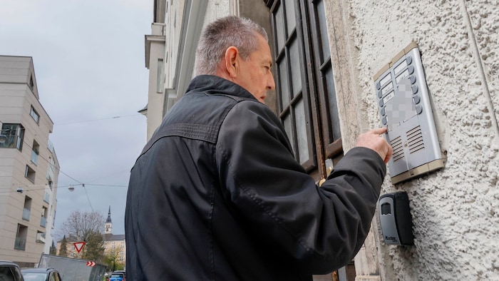 Aktion scharf in der Salzburger Innenstadt: Ein Kontrolleur läutet und überprüft, ob eine ...