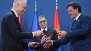 Unter den Augen von Serbiens Präsident Aleksandar Vučić unterzeichneten sein ...
