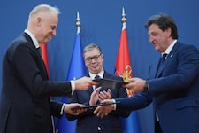 Unter den Augen von Serbiens Präsident Aleksandar Vučić unterzeichneten sein ...