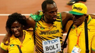 Usain Bolt (mi.) trauert um seinen Vater Wellesley (re.).
