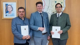FPÖ-Vize Franz Pichler, Bezirkshauptmann Christian Pehofer und ÖVP-Stadtchef David Süss bei der Angelobung. (Bild: BH Gmünd)
