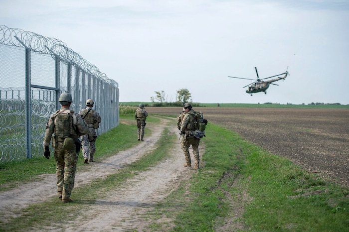 Ungarische Soldaten an der Grenze zu Serbien