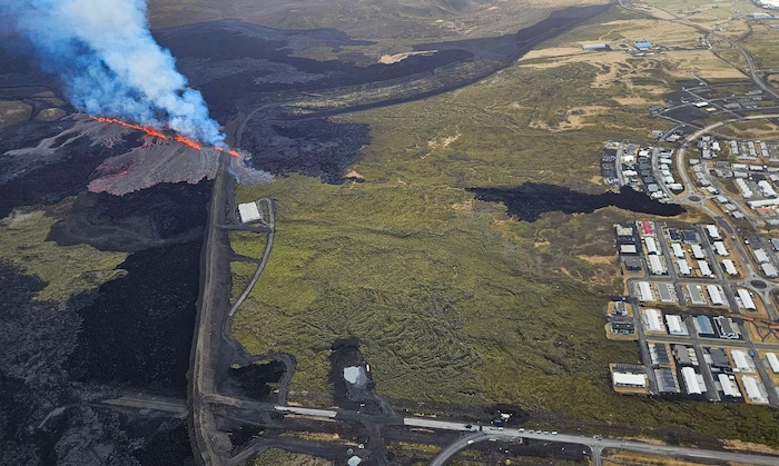 In Grindavik ertönten Sirenen, und auch das nahe gelegene Geothermalbad Blaue Lagune – eine der ...
