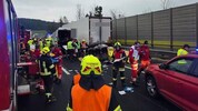 Die Polizei spricht von einem Auffahrunfall. Die Bergung der Toten und Überlebenden gestaltete ...