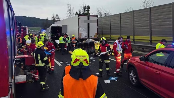 Die Polizei spricht von einem Auffahrunfall. Die Einvernahme der Schwerverletzten soll weiter ...