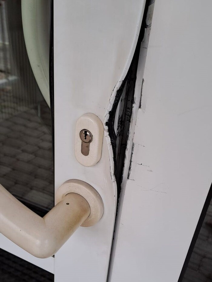 In Loipersbach war am Haupteingang für die Täter Schluss, sie scheiterten an der Tür.