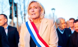Marine Le Pen (hier bei der Einweihung einer neuen Straße ) klammert sich noch an ihre Chance, ...