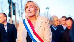 Marine Le Pen (hier bei der Einweihung einer neuen Straße ) klammert sich noch an ihre Chance, ...