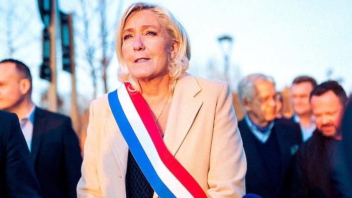 Marine Le Pen (hier bei der Einweihung einer neuen Straße ) klammert sich noch an ihre Chance, ...