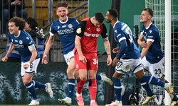 Grenzenloser Jubel bei Bielefeld, hängende Köpfe bei Leverkusen.