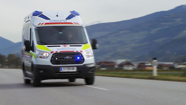 Die Rettung brachte zwei Verletzte ins Krankenhaus (Symbolbild).