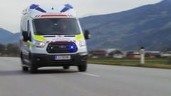 Die Rettung brachte zwei Verletzte ins Krankenhaus (Symbolbild).