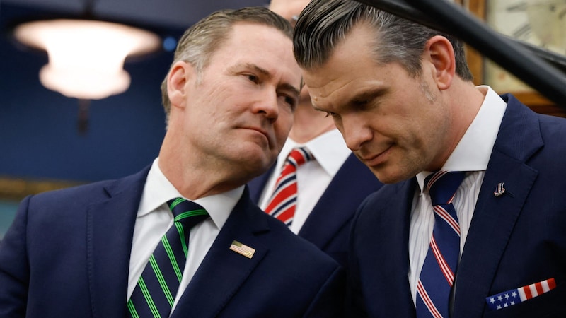 Waltz (links) mit Verteidigungsminister Pete Hegseth (Bild: AFP/LUDOVIC MARIN)