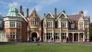 Das Herrenhaus von Bletchley Park war die Zentrale der britischen Codeknacker und ist heute ein Museum. (Bild: commons.wikimedia.org/wiki/User:DeFacto, CC BY-SA 4.0)