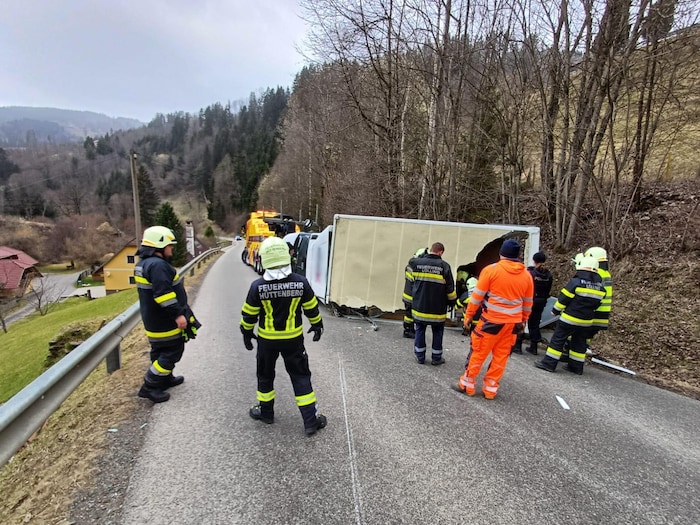 Nach rund 85 Metern kam der Kleintransporter, der mit Möbel beladen war, zum Stillstand.