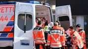 Fünf Personen mussten ins Spital gebracht werden (Symbolbild).