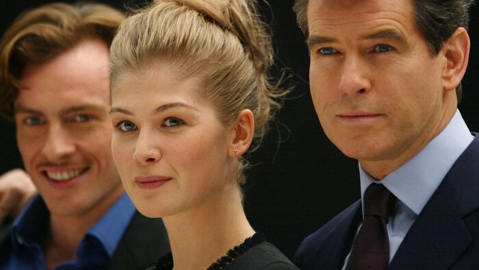 Rosamund Pike plauderte über ihren Sexdreh mit Bond-Star Pierce Brosnan.