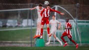 Jannik Schuster (li.) scheute keinen Zweikampf und keinen Kopfball.