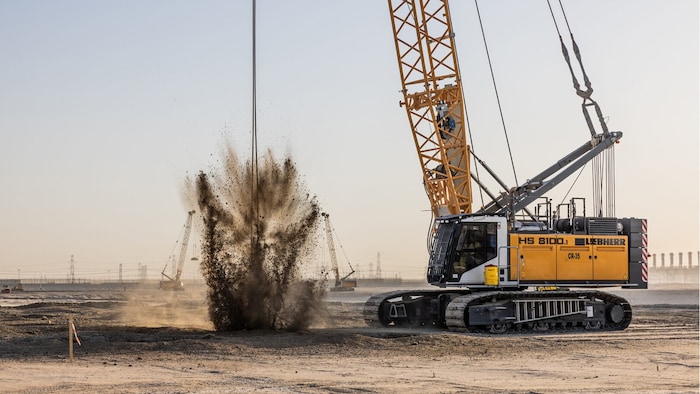 Ein Liebherr-Seilbagger beim Bodenverdichten.