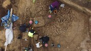 Die Knochen von mindestens 150 Soldaten wurden in einem Massengrab auf einem Sportplatz in ...