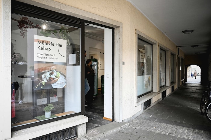 Hier am Hauptplatz, Ecke Pfarrgasse, wird den ganzen April der hippe Snack zubereitet.