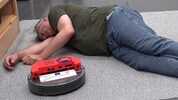 Der Staubsauger-Roboter „Smart Companion“ kann putzen und die Rettung rufen.