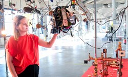 Ars Electronica in der Postcity: Weitläufige Hallen werden mit digitaler Kunst bespielt, es gibt ...