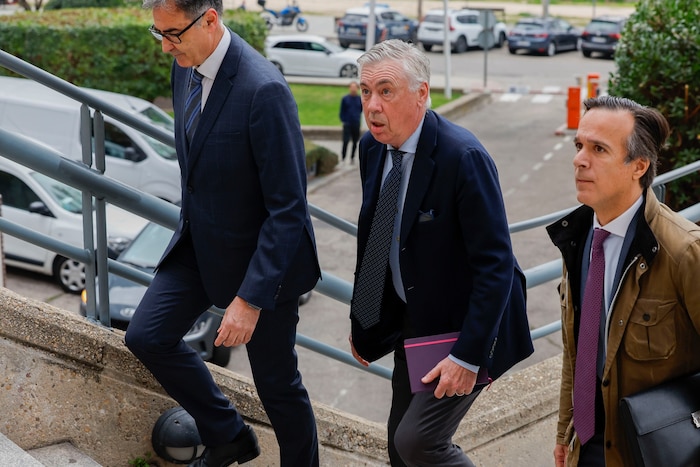 Carlo Ancelotti (Mitte)