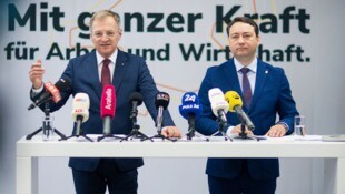 LH Thomas Stelzer (ÖVP, li.) und sein Vize Manfred Haimbuchner präsentierten am Mittwoch ihre ...