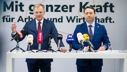 LH Thomas Stelzer (ÖVP, li.) und sein Vize Manfred Haimbuchner präsentierten am Mittwoch ihre Pläne für Oberösterreich. (Bild: Land OÖ/Mayrhofer)