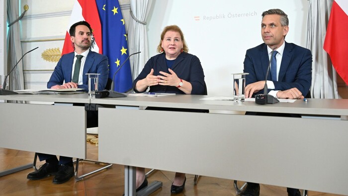  Bildungsminister Christoph Wiederkehr (NEOS), Sozialministerin Korinna Schumann (SPÖ) und Wirtschaftsminister Wolfgang Hattmannsdorfer (ÖVP) nach dem Ministerrat.