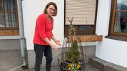 Martina Reiter beim schmiedeeisernen Gestell vor ihrem Haus, in dem sich der Kupferkessel ...