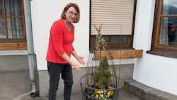 Martina Reiter beim schmiedeeisernen Gestell vor ihrem Haus, in dem sich der Kupferkessel ...