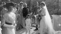 Ein sichtlich glücklicher Kaiser Franz Joseph (Bildmitte) neben dem Brautpaar (Bild: Schuhmann, Heinrich)