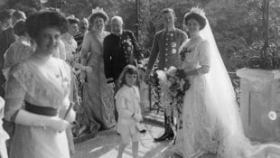 Ein sichtlich glücklicher Kaiser Franz Joseph (Bildmitte) neben dem Brautpaar