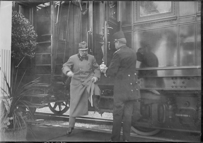 Reiste mit dem Sonderzug zur Hochzeit seines Großneffen an: Kaiser Franz Joseph bei der Ankunft ...