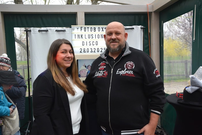 Organisatorin Sarah Feichtinger mit ihrem Mann vor der Fotobox.