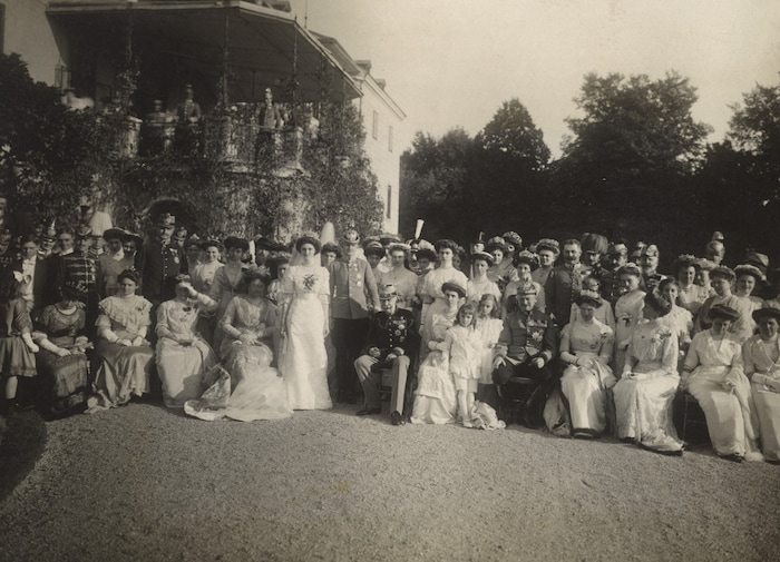 Bitte lächeln! Die Hochzeitsgesellschaft vor der Linse des Hoffotografen