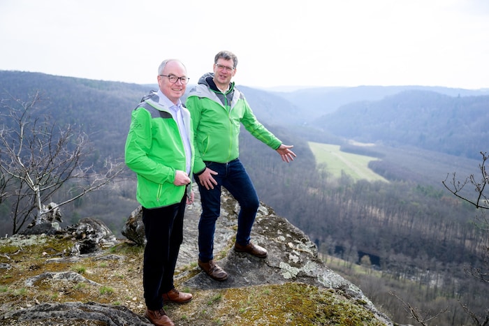 Landesrat Pernkopf und Direktor Übl überblicken den Nationalpark Thayatal, die neue Heimat der beiden französischen Wildkatzen.