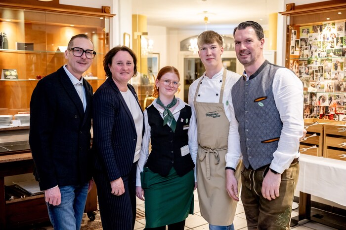 Pollak, Direktorin Barbara Sablik- Baumgartner (Retz) und „Hausherr“ Thomas Hopfeld mit zwei ...