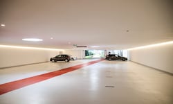 Der rote Teppich verläuft durch die ganze Garage