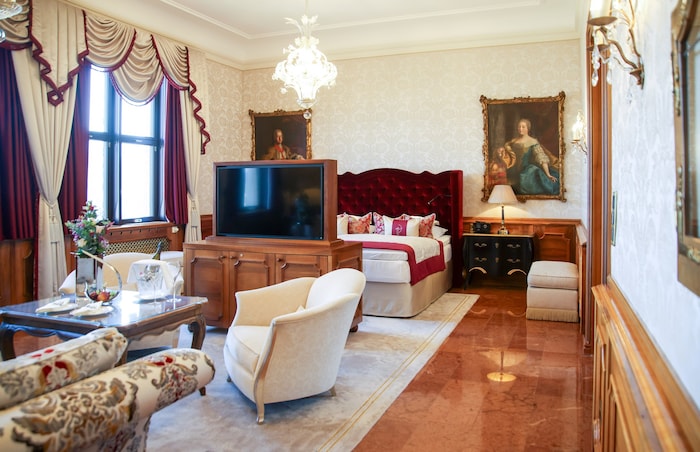 In der Maria Theresia Suite nächtigte schon Hollywood-Star Tom Cruise. Für 4000 Euro kann man es ihm nachmachen. 