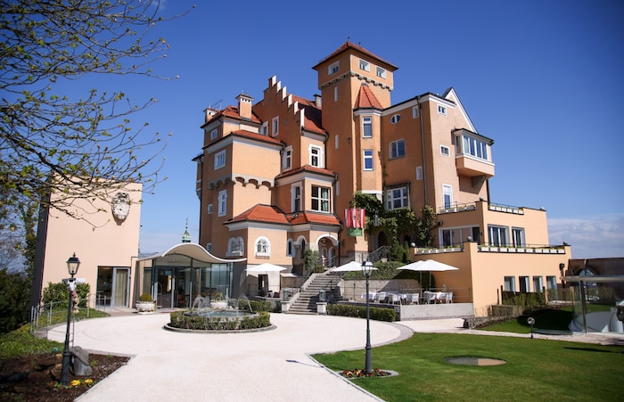 Die Parkanlage des Hotels wurde nach dem Tiefgaragenbau neu gestaltet.