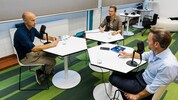 „#glaubandich“-Studio der Sparkasse OÖ, Moderator Johannes Pracher (re.) und Co-Moderatorin ...