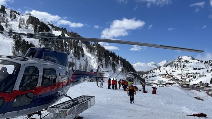Hubschrauber wurden zur Rettung der Wintersportler zum Einsatzort geflogen. 40 Kräfte waren im ...